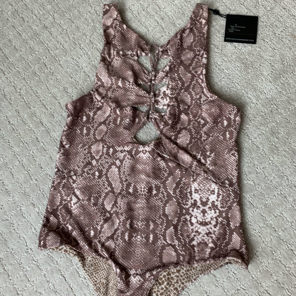 SOLD - NWT Acacia Mauka size large